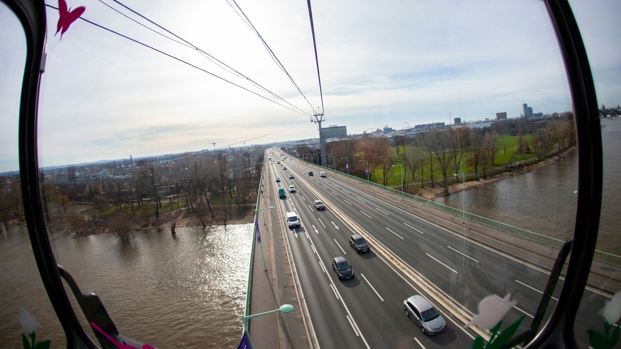 Zu sehen ist ein Blick aus einer Gondel über der Zoobrücke.