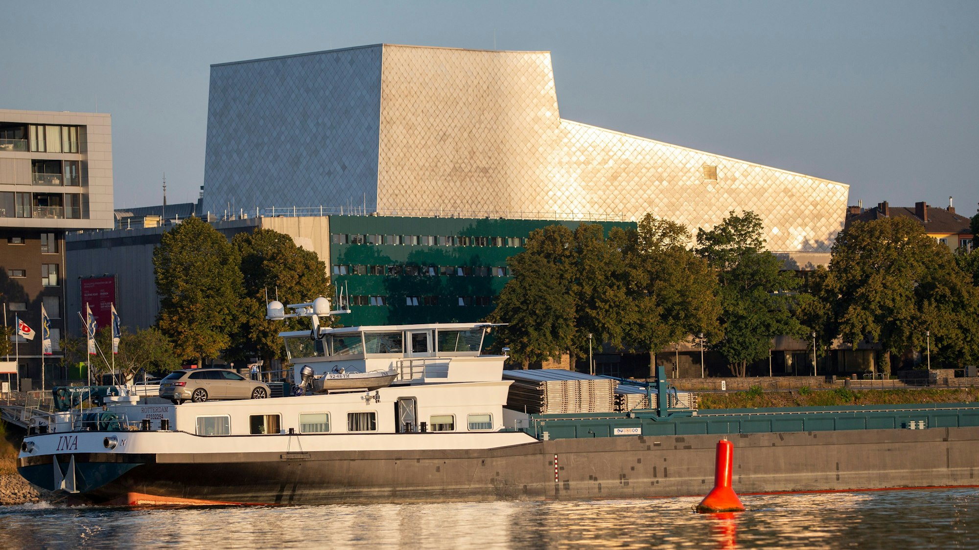 Das geschichtsträchtige Gebäude der Bonner Oper am Rhein soll abgerissen werden. (Archivfoto)