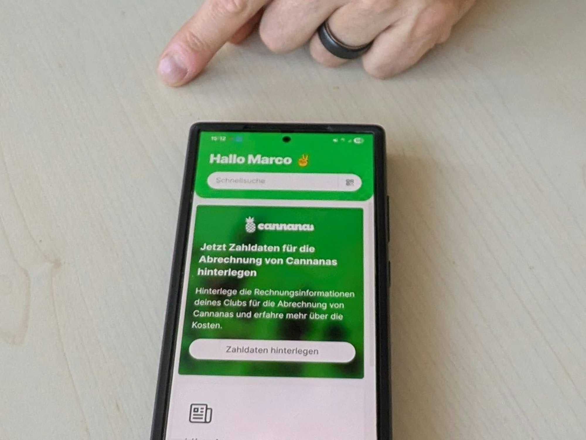 Vereinsgründer Marco Friedhoff zeigt die App, über die die Mitgliederverwaltung des Vereins abgewickelt wird.