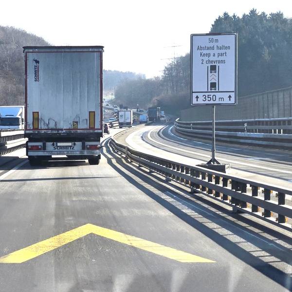 Ein Lkw auf der Autobahn.