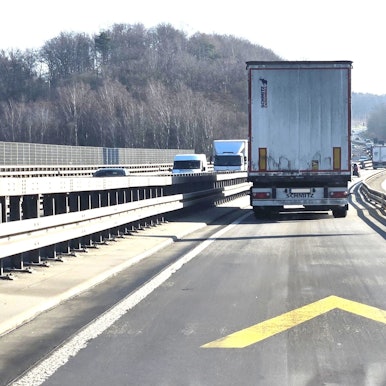 Ein Lkw auf der Autobahn.