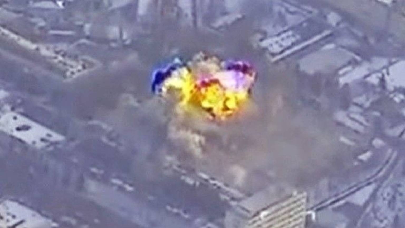 Ein Screenshot aus einem Video des Generalstabs der Ukraine soll den Angriff auf eine Rüstungsfabrik in Brjansk zeigen.