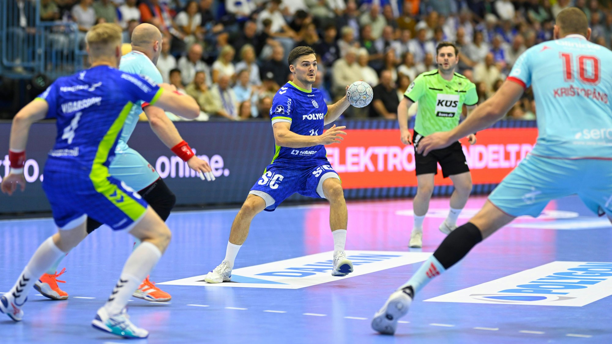 Kay Smits im Hinspiel gegen die Melsunger Abwehr.