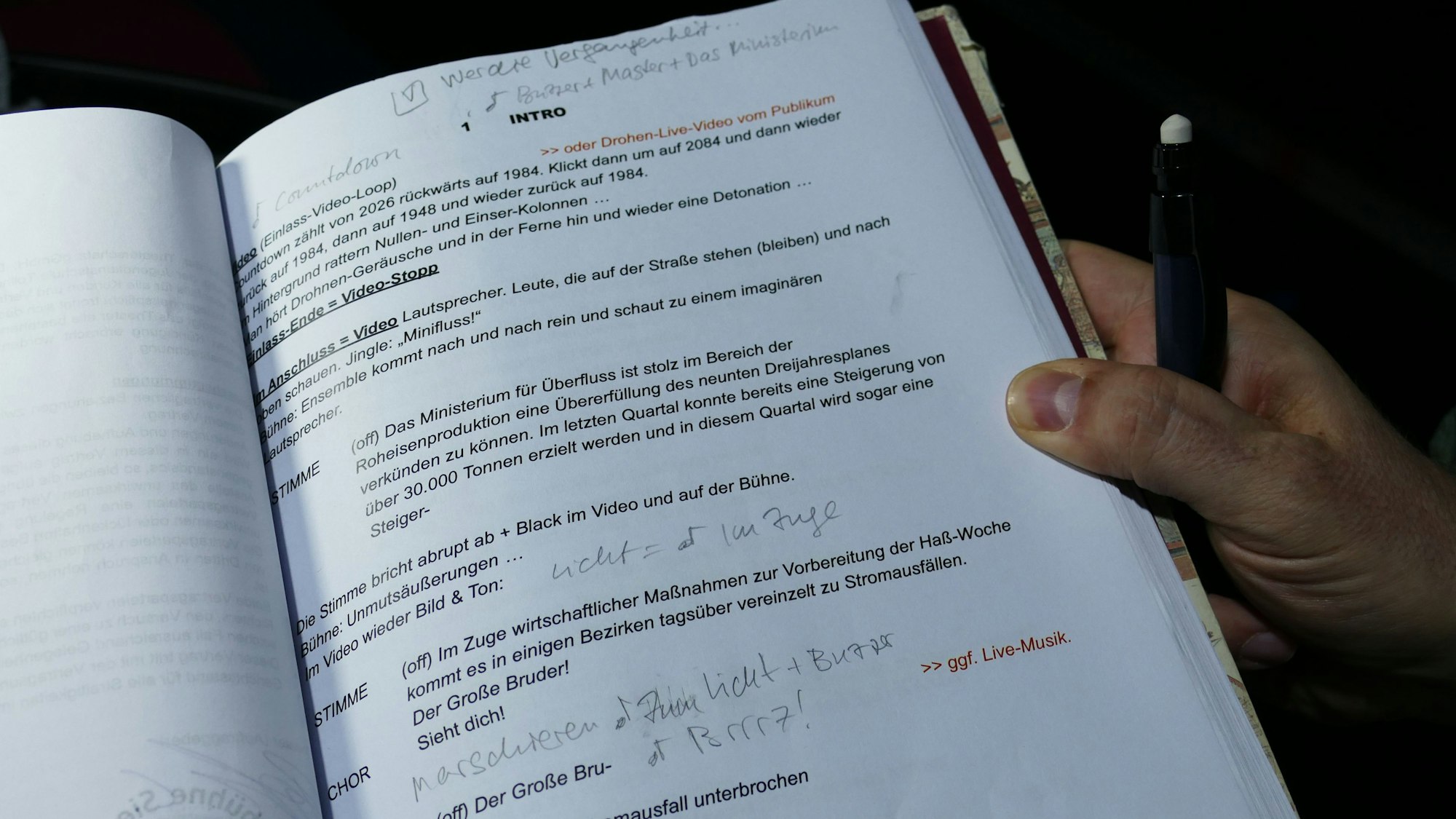 Das Skript wird während der Proben noch mehrfach verändert und handschriftliche Notizen ergänzt.