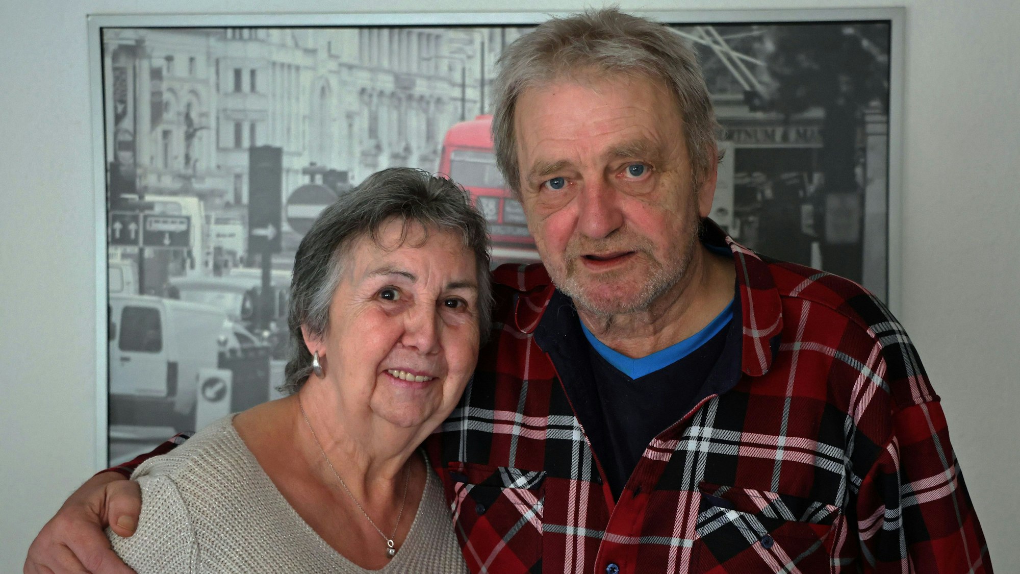 Ein Mann und eine Frau lächeln.