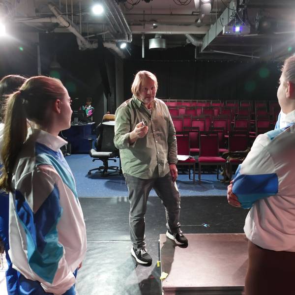 Regisseur Volker Maria Engel versucht, ein Netz zu spinnen, in dem sich die Schauspielerinnen und Schauspieler zurecht finden.