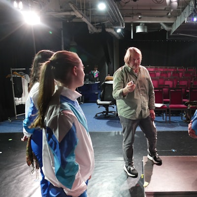 Regisseur Volker Maria Engel versucht, ein Netz zu spinnen, in dem sich die Schauspielerinnen und Schauspieler zurecht finden.