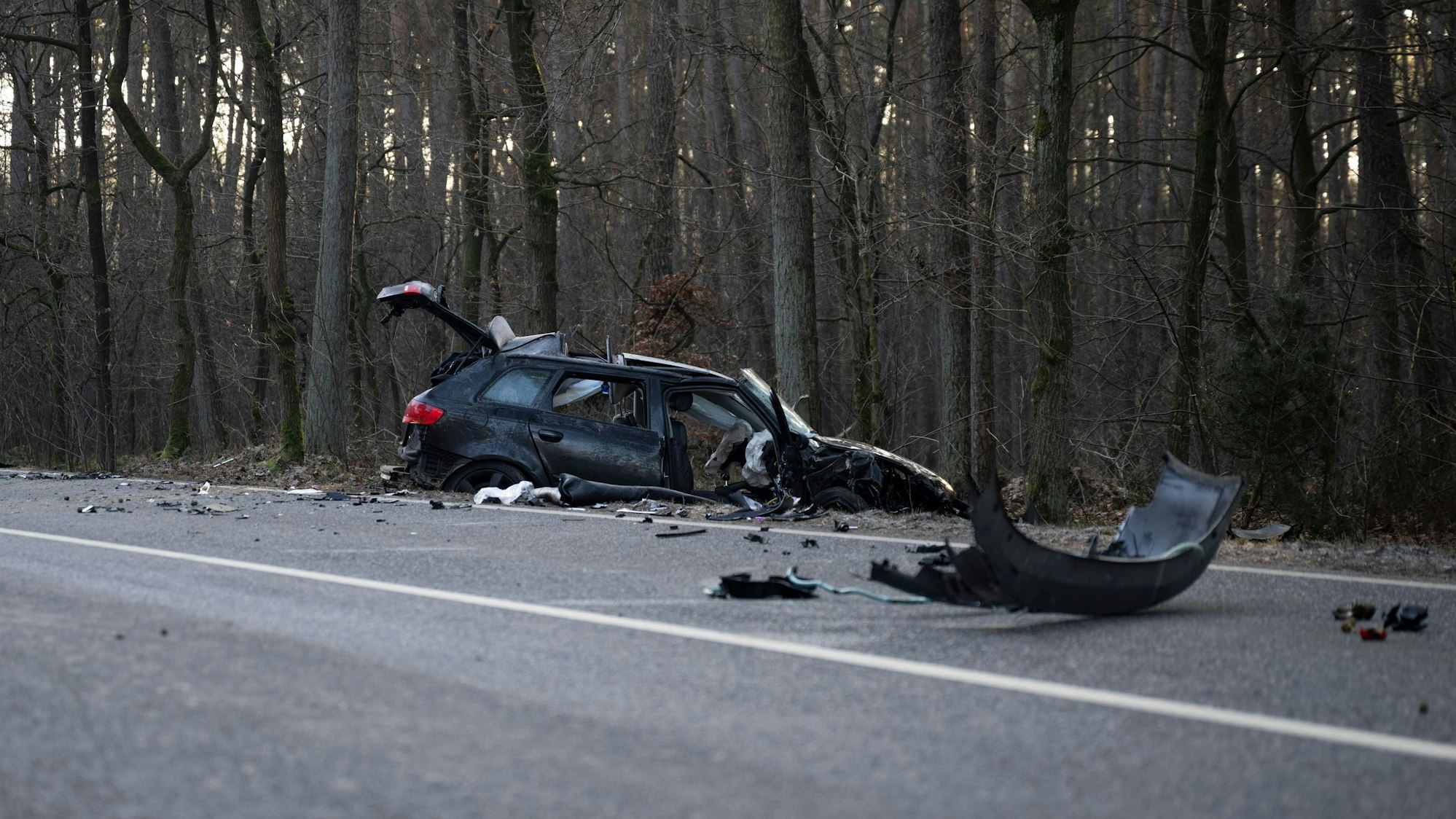 Ein Auto liegt nach einem Zusammenstoß mit einem anderen Auto im Straßengraben.