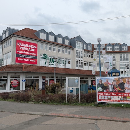 Das Foto zeigt eine Außenaufnahme des Möbelhauses.