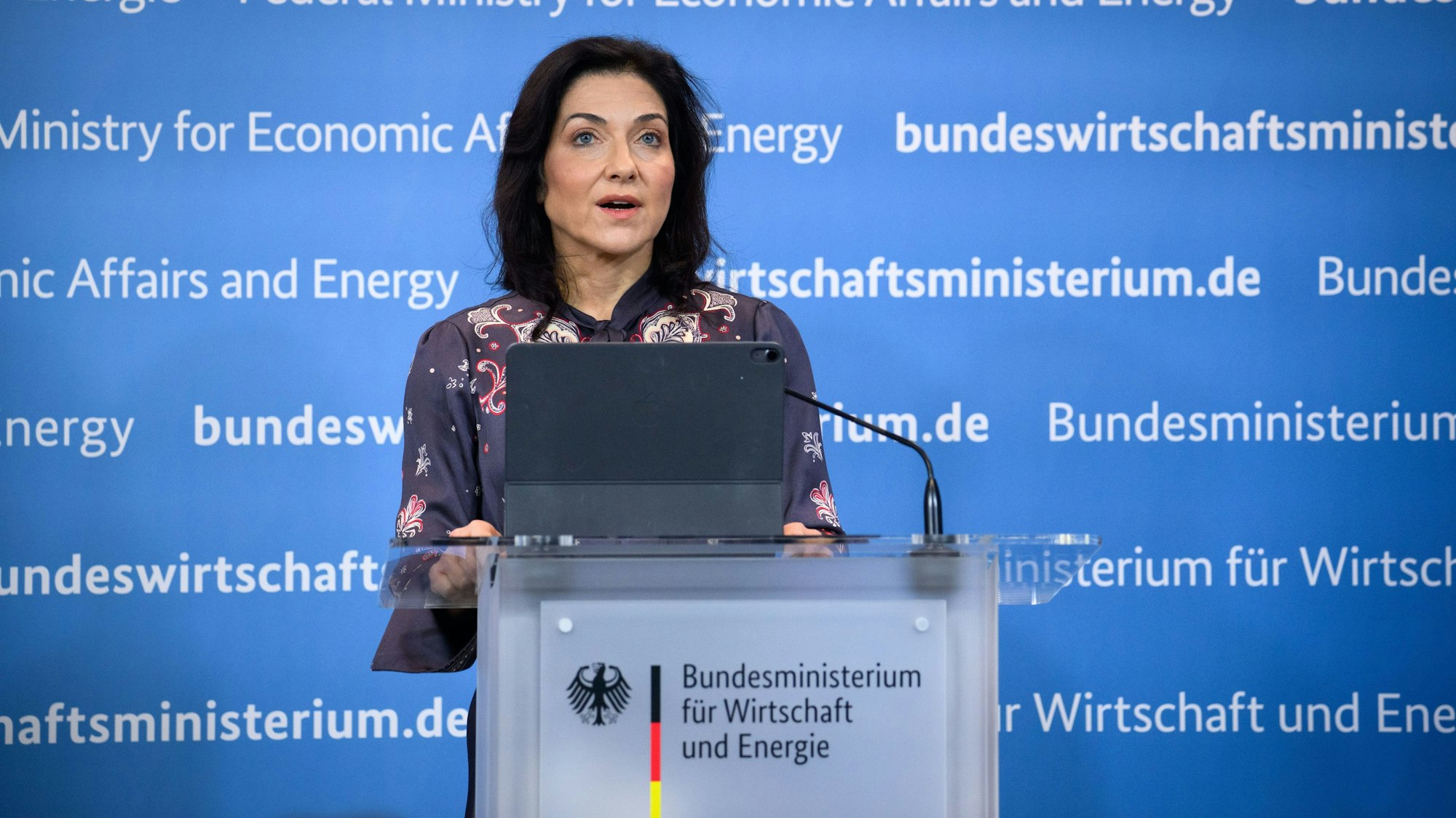 Katherina Reiche (CDU), Bundesministerin für Wirtschaft und Energie, äußert sich bei einer Pressekonferenz zur Freigabe von Ölreserven und zur Überprüfung von Spritpreisen.