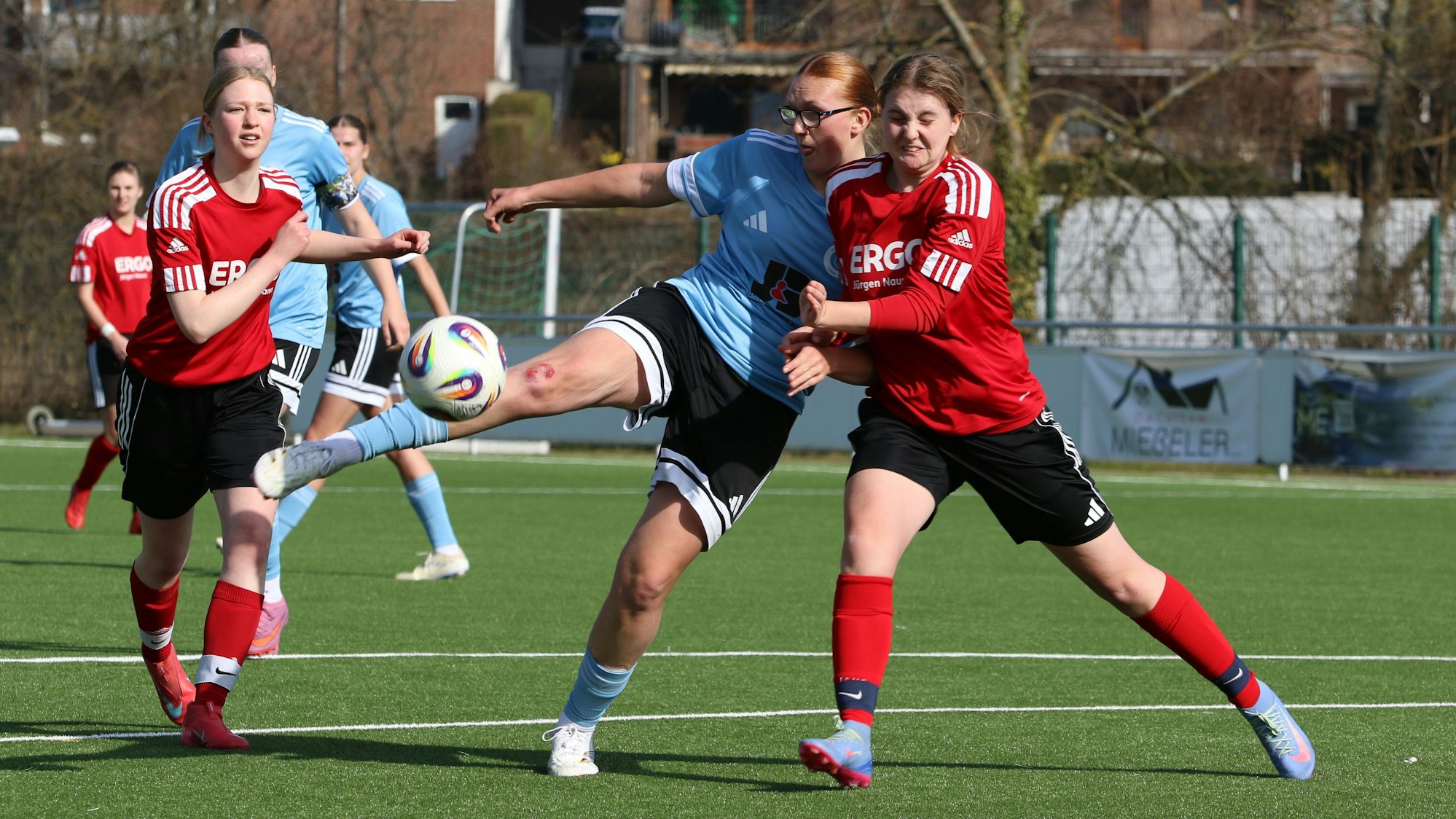 Jana Opgenorth wird beim Schuss bedrängt. Sie hat ein blutiges Knie.