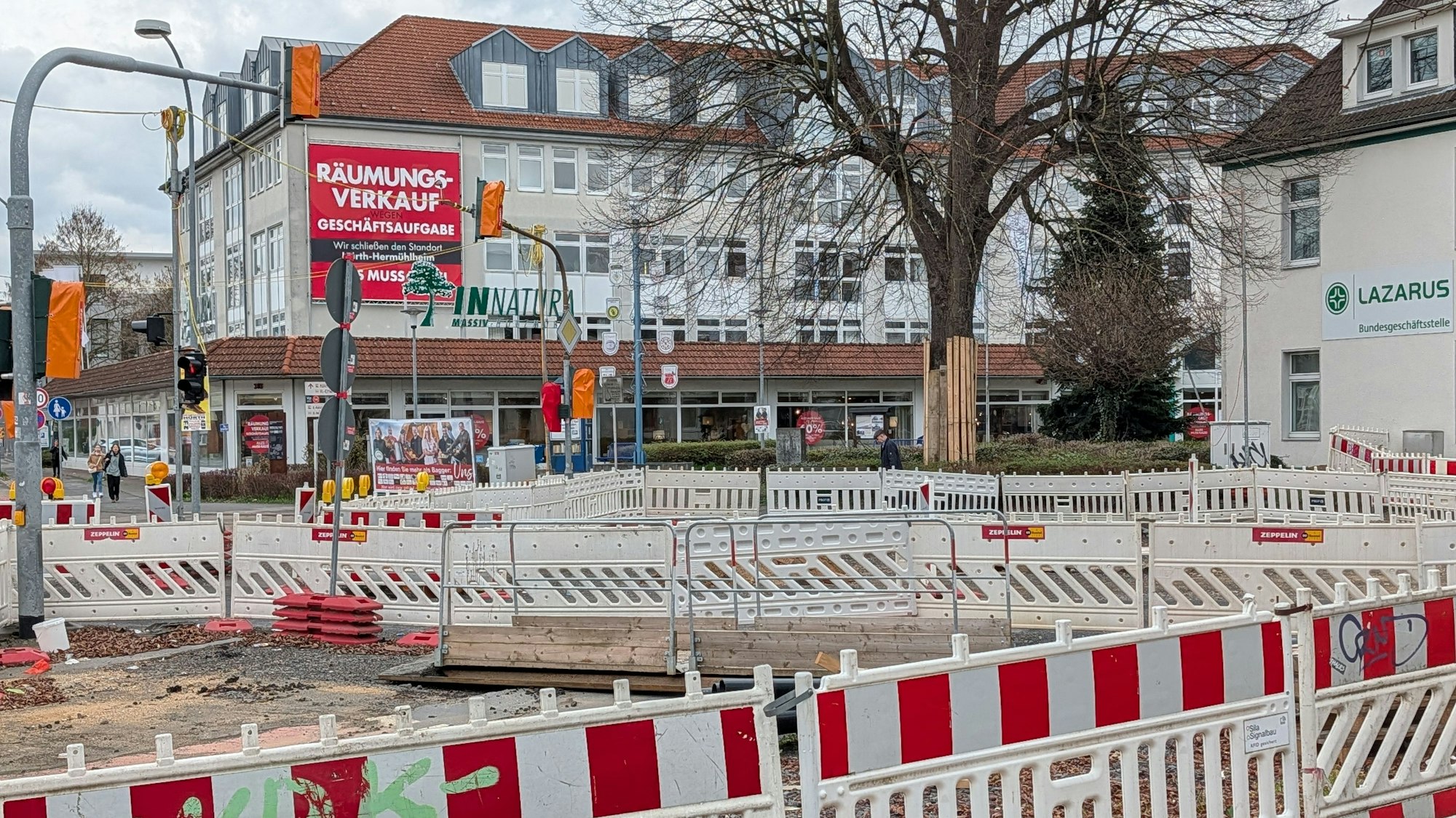 Das Foto zeigt die Absperrungen an der Baustelle vor dem Möbelhaus.