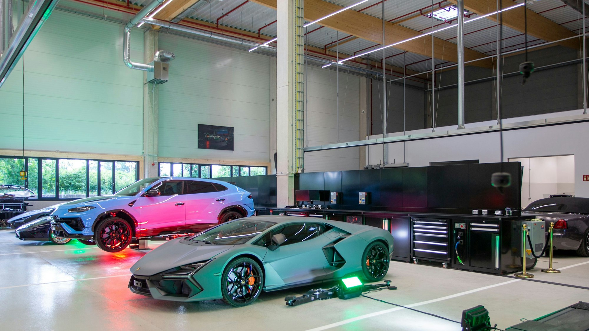 Luxus-Sportwagen in einem Kölner Autohaus.