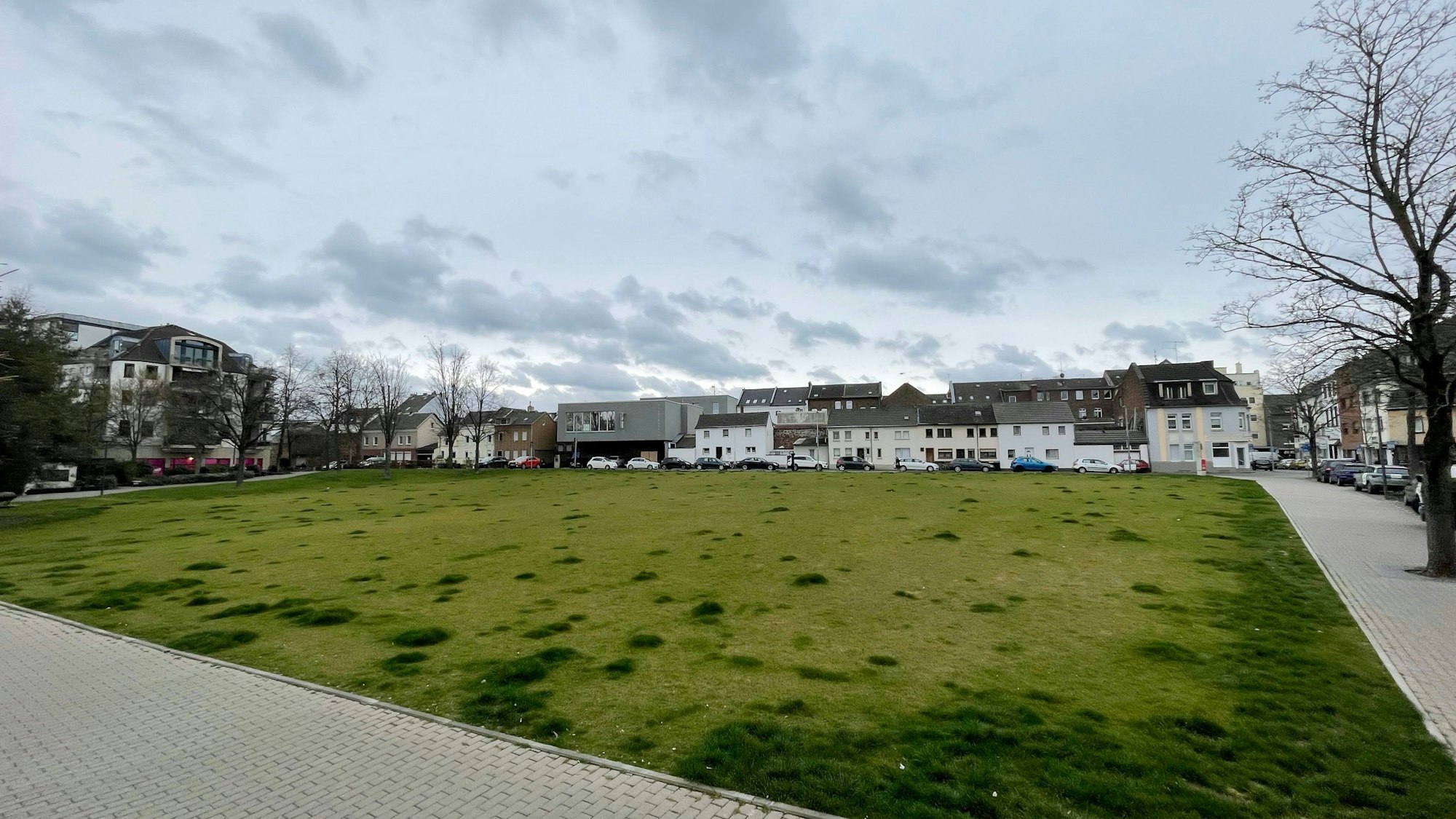 Blick auf die Fläche, die zu großen Teilen mit Rasen eingesät ist.