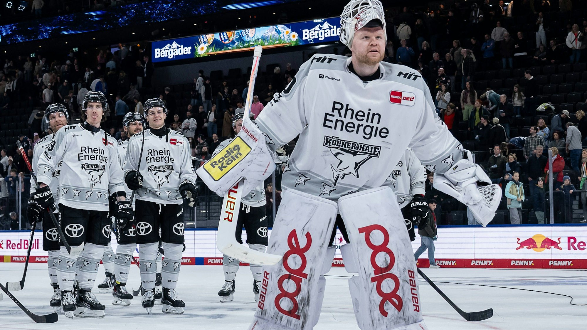 Janne Juvonen feiert vor der eigenen Fankurve den 1:0-Sieg beim EHC Red Bull München und seinen fünften Shutout der Saison.