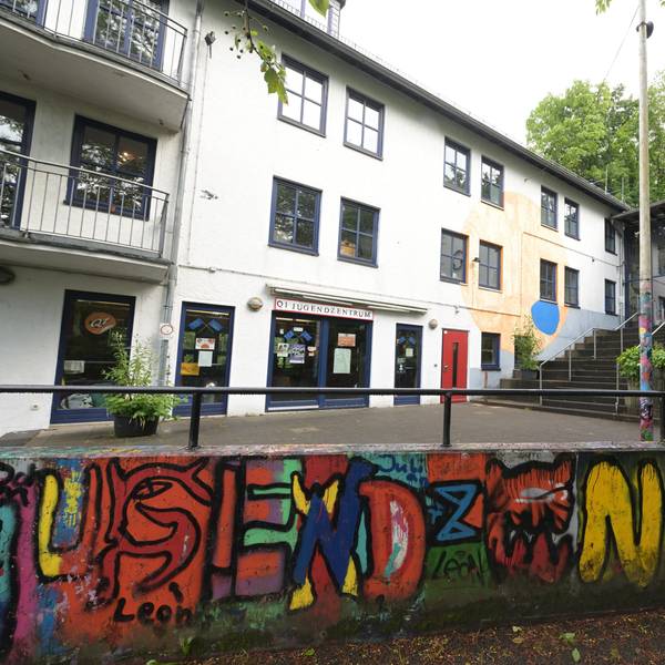Das zweigeschossige Gebäude ist von außen zu sehen.
