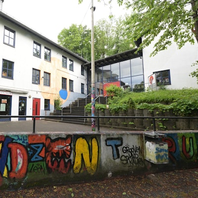 Das zweigeschossige Gebäude ist von außen zu sehen.