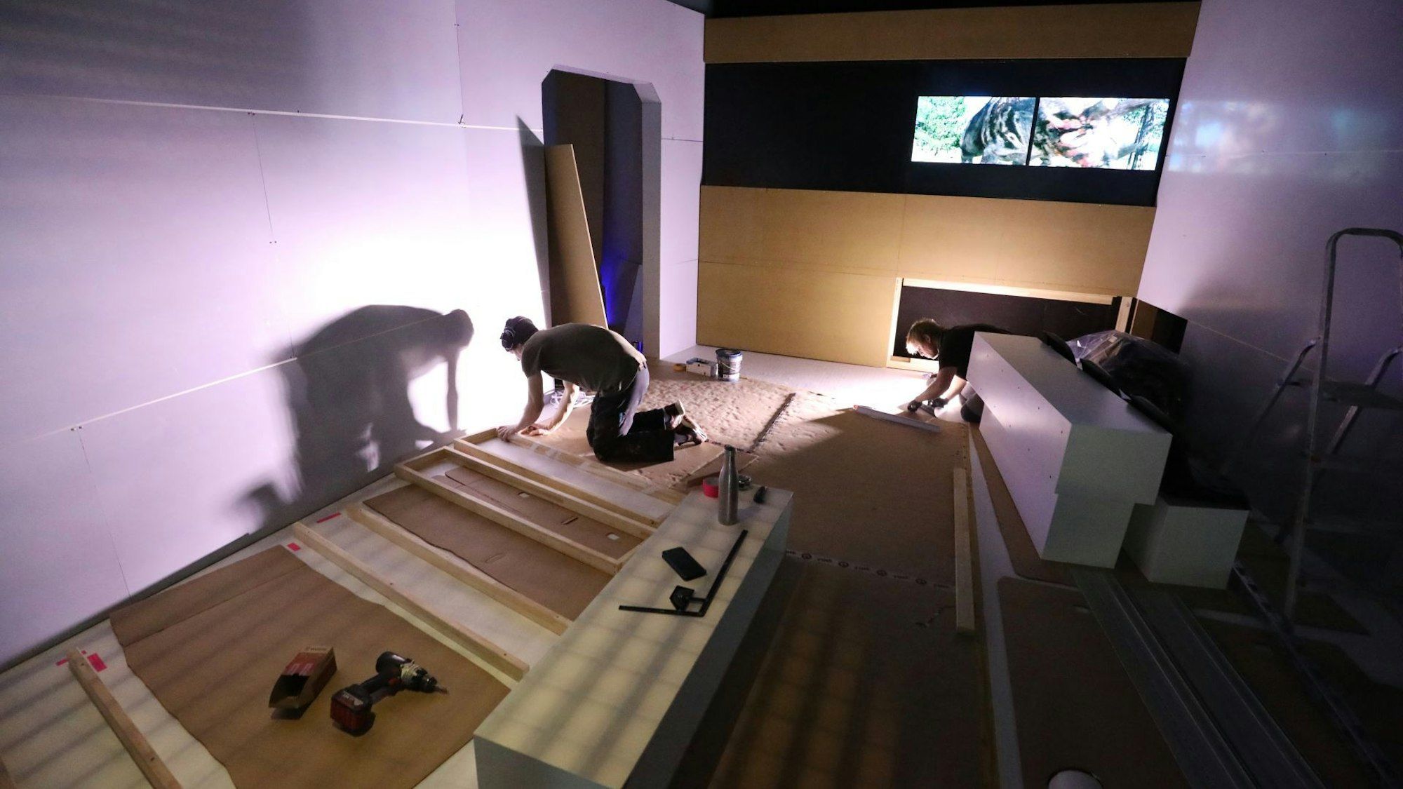 In der Transportkapsel finden bis zu 25 Besucher Platz und erhalten einen ersten Einblick in die Dino-Welt.