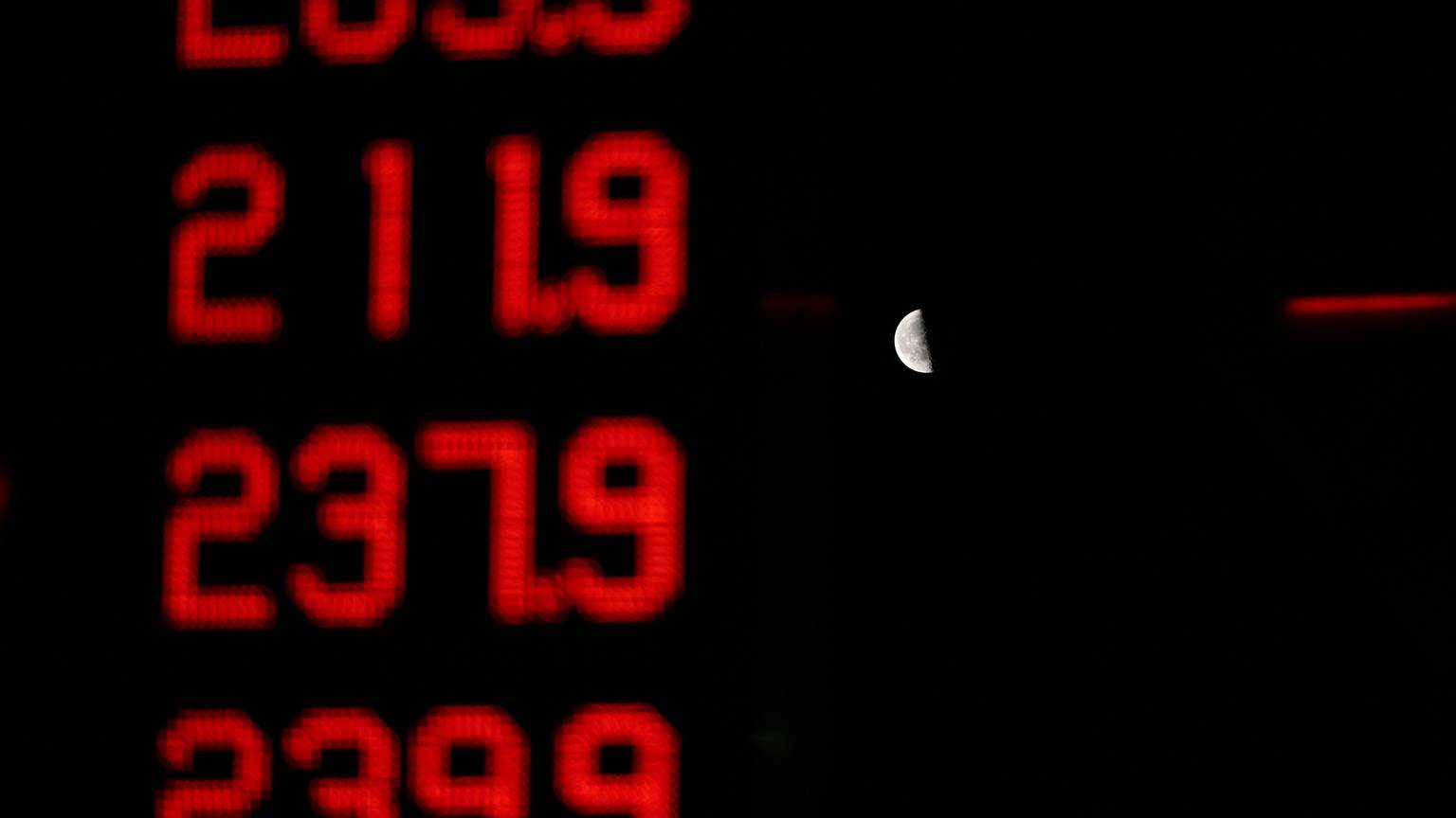 Deutlich über zwei Euro pro Liter liegen am Morgen alle angebotenen Spritsorten an einer Tankstelle, die vor dem Mond auf einer Tafel zu sehen sind. (Symbolbild)