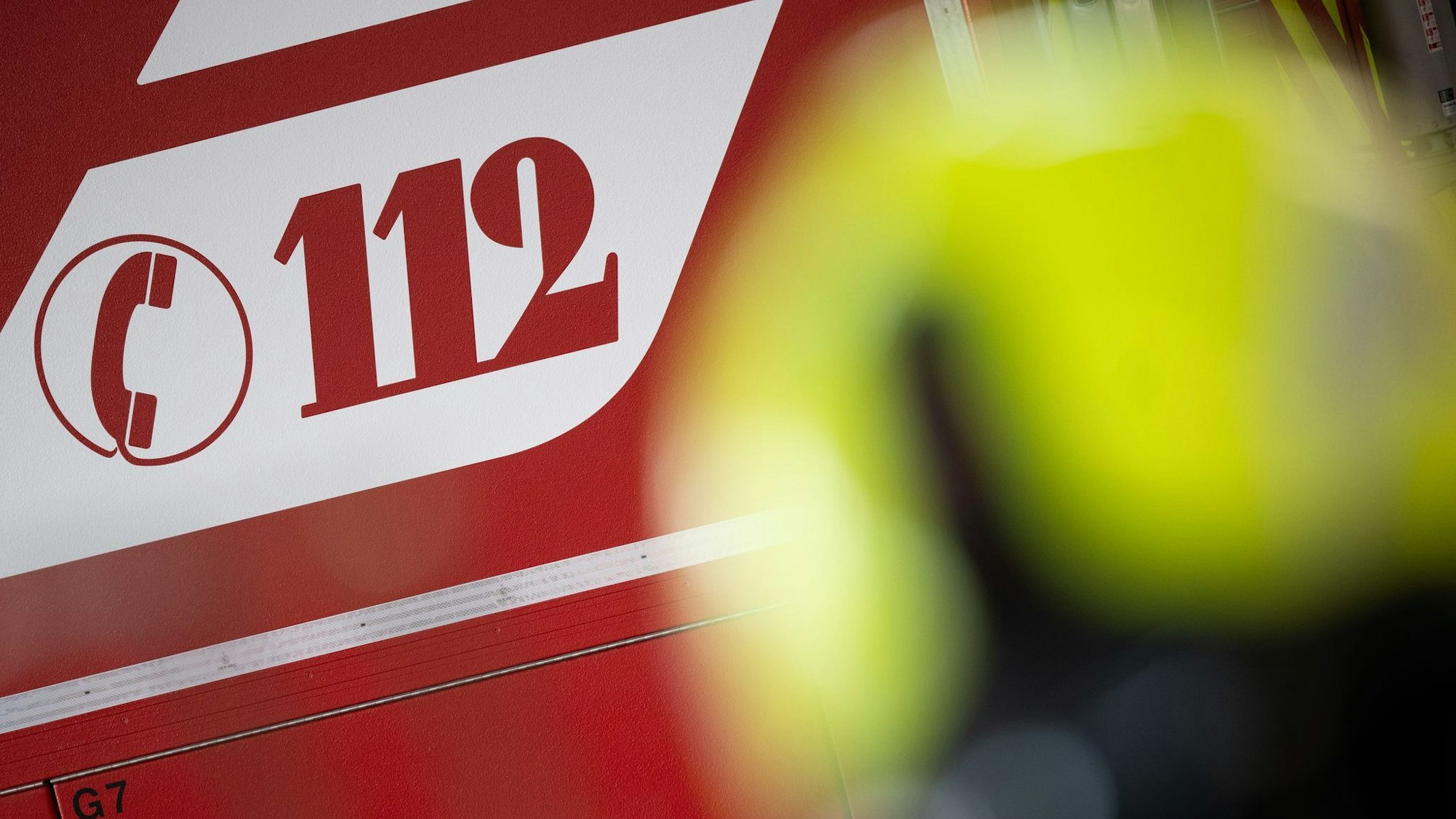 Mit schwerem Gerät versuchen die Feuerwehrleute den Flammen Herr zu werden. (Symbolbild)