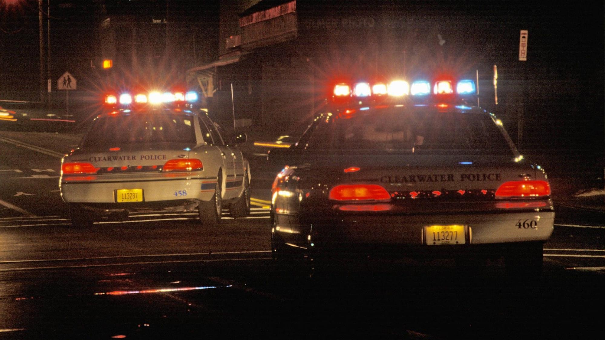 Polizeiautos stehen auf einer Straße in den USA. (Symbolbild)