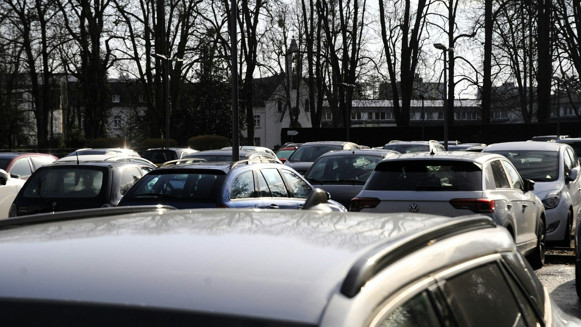 Zu sehen sind Autos auf einem vollgeparkten Parkplatz.