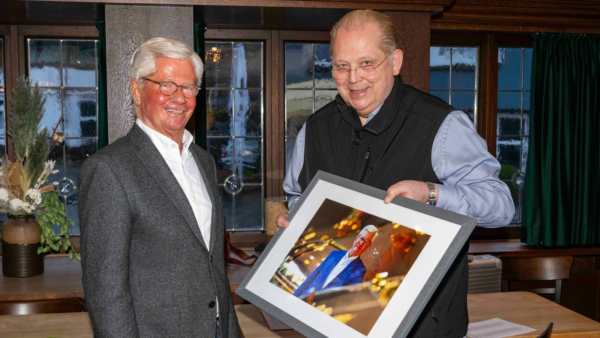 Natürlich mit einem Foto dankte Redakteur Andreas Arnold (r.) Brauereichef Axel Haas für dessen vier Jahrzehnte währende Unterstützung.