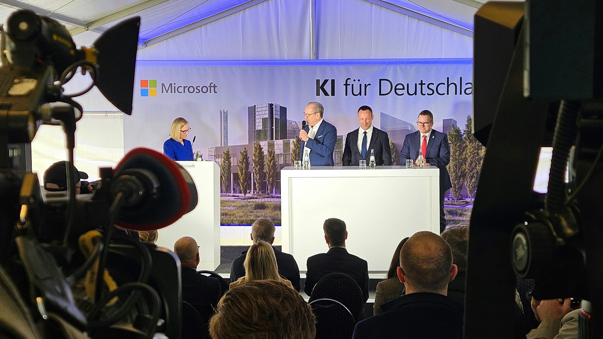 Zu sehen sind die Bürgermeister von Bergheim, Elsdorf und Bedburg, Volker Mießeler, Andreas Heller und Sascha Solbach im Gespräch mit Agnes Heftberger, Vorsitzende der Geschäftsführung von Microsoft Deutschland.