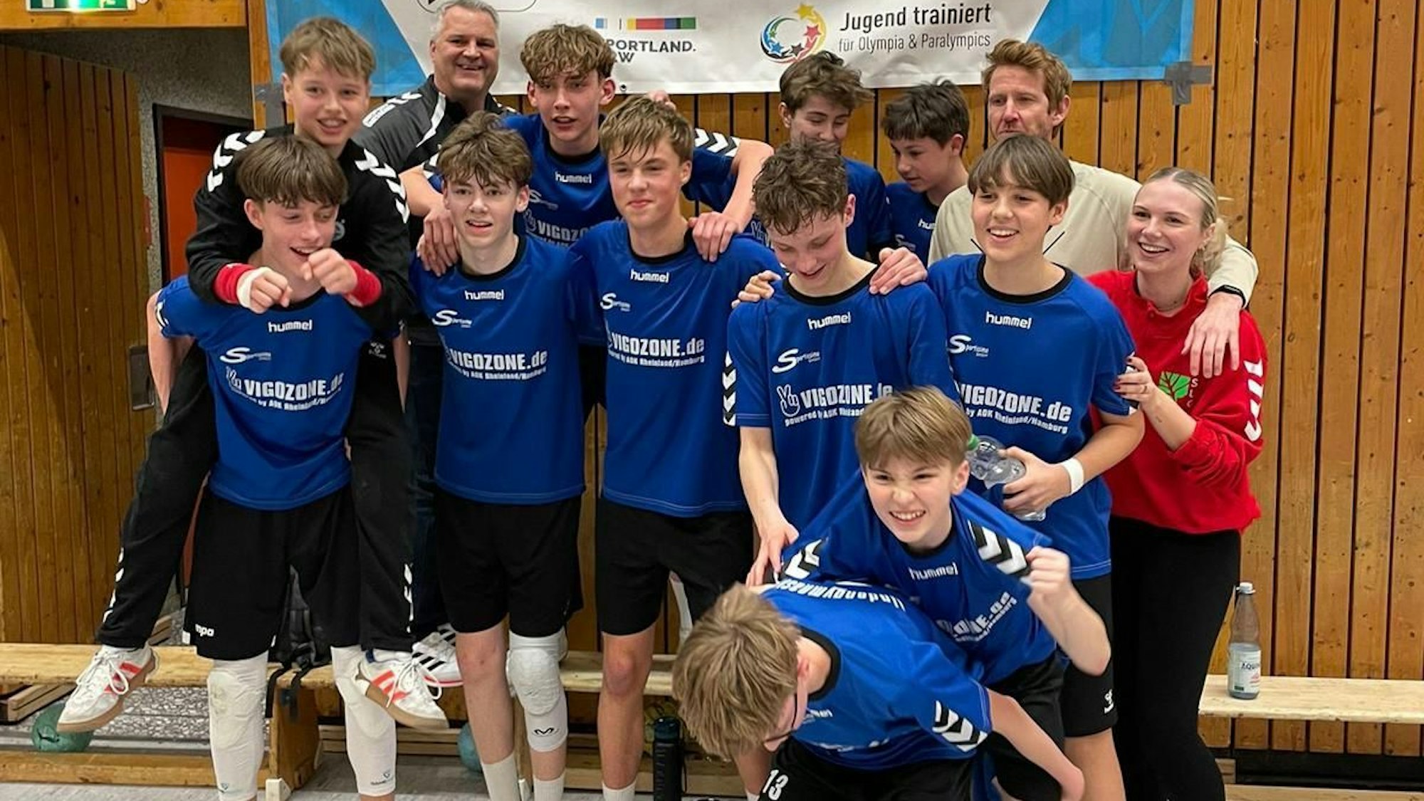 Die U16-Jungs des Städtischen Lindengymnasiums am jubeln.