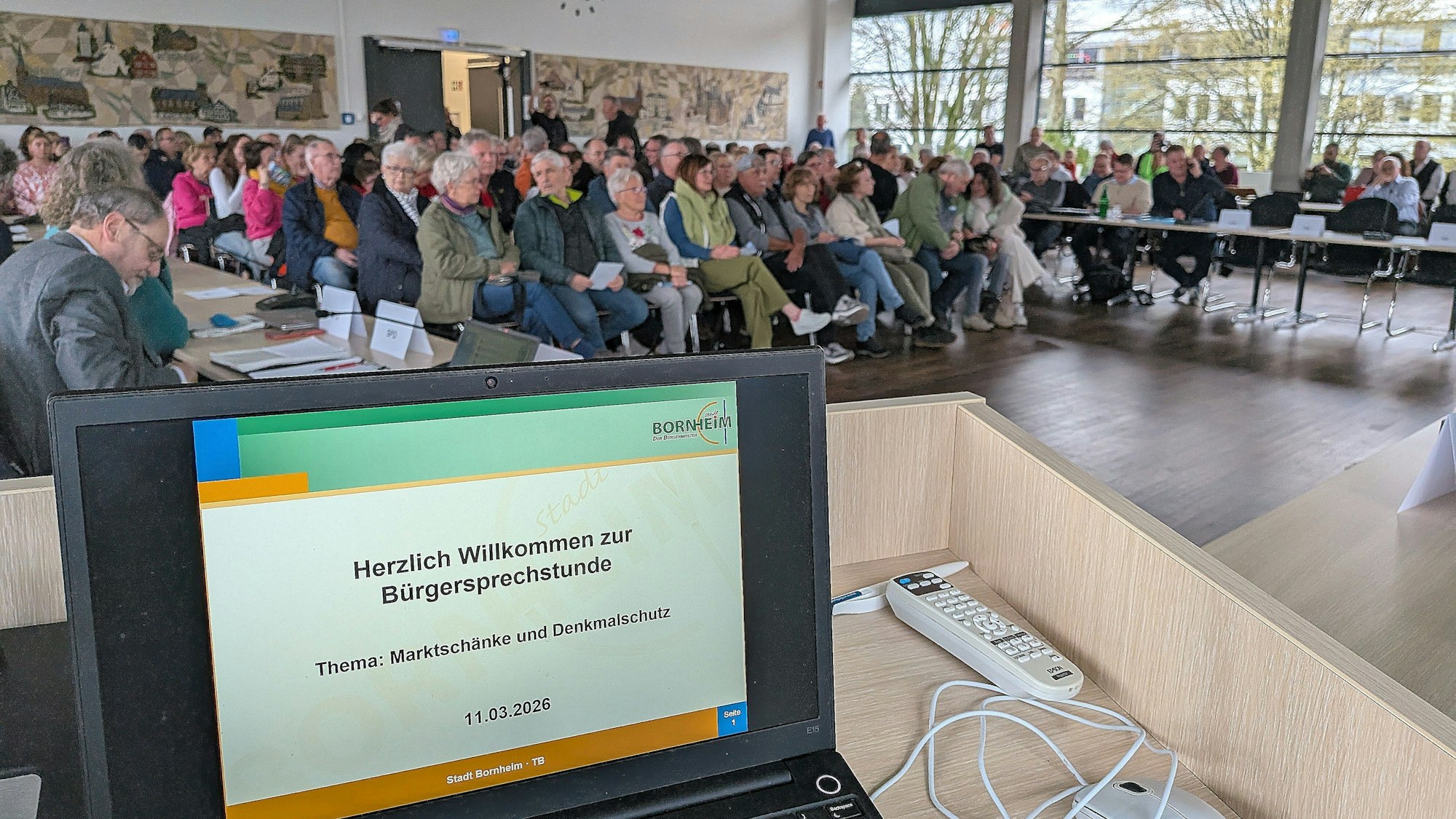 Gut 300 Gäste besuchten die Bürgerversammlung zur Marktschänke im Sitzungssaal des Bornheimer Rathauses.