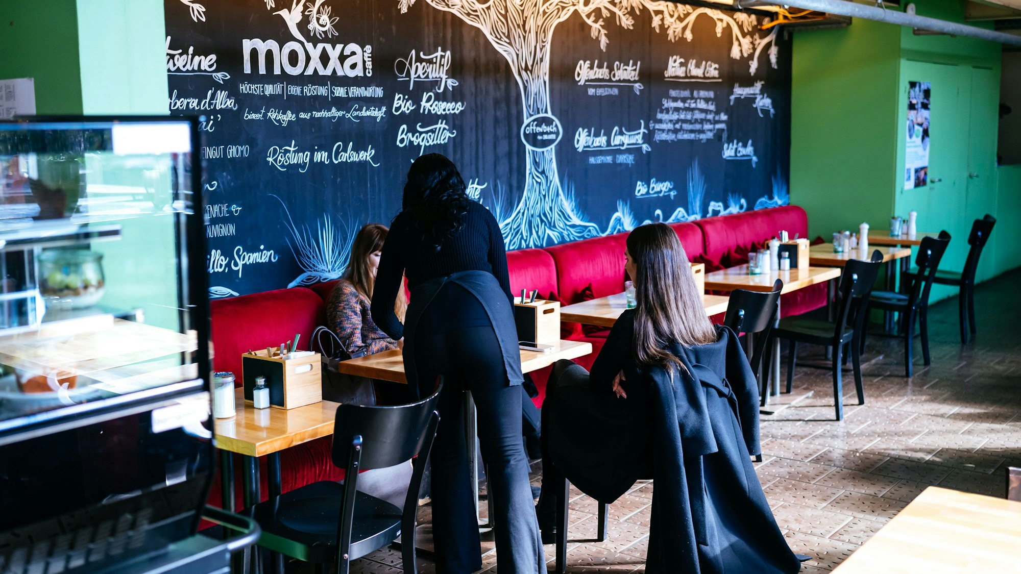 Mittags kehren die ersten Gäste im „Offenbach am Carlsgarten“ ein.