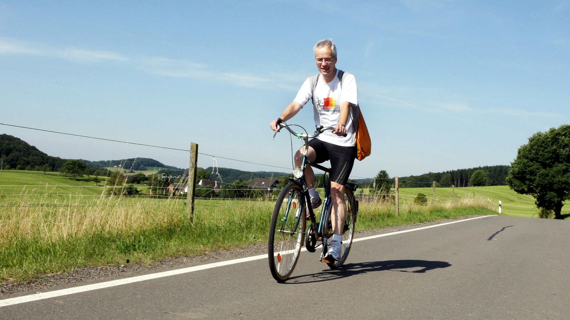 Radwege fehlen in Kürten. Das Foto zeigt einen Radfahrer auf einer Kürtener Gemeindestraße