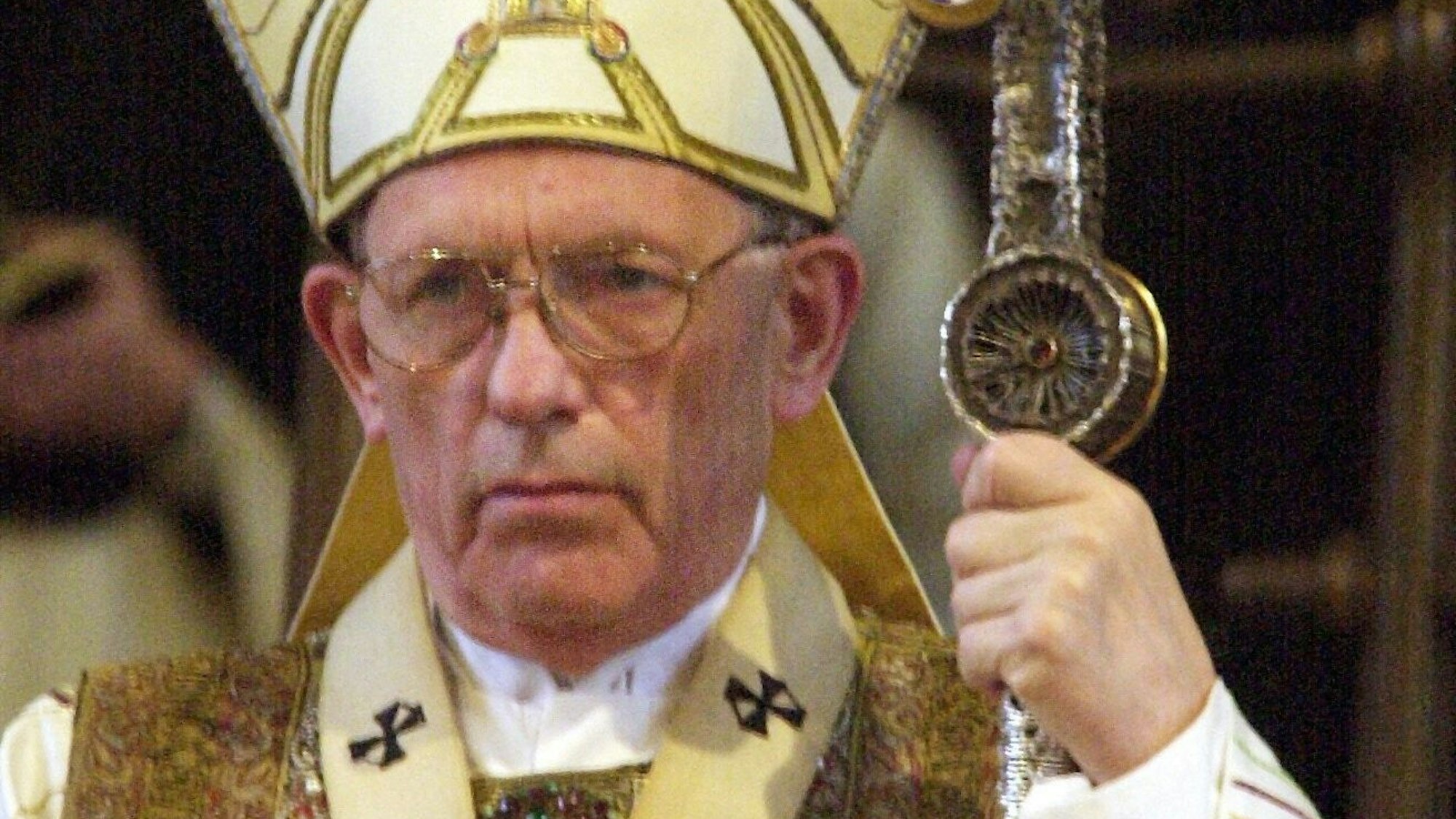 Der frühere Kardinal und Paderborner Erzbischof Johannes Joachim Degenhardt im Jahr 2001. (Archivbild)