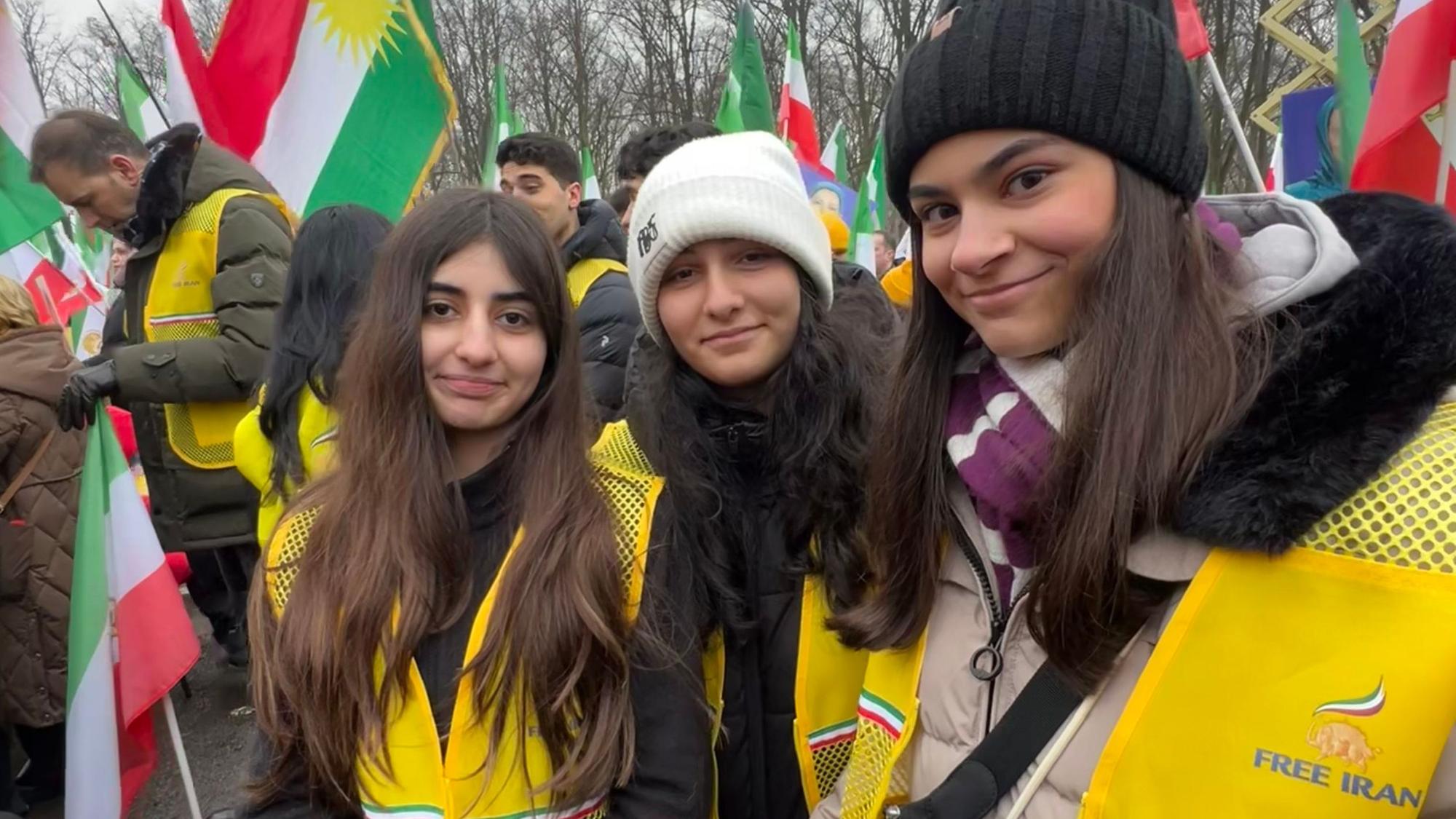 Sara Ebrahimi (l.) mit Freundinnen bei einer „Free Iran“-Demonstration.