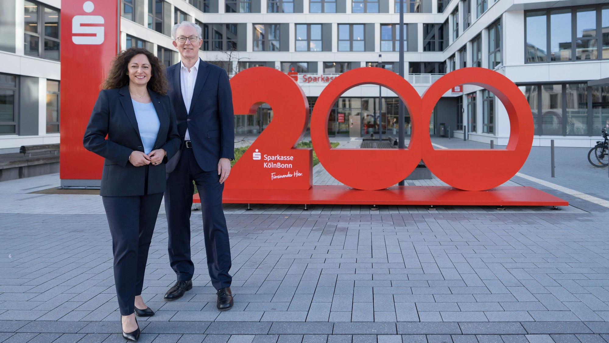 Vorstands-Chef Ulrich Voigt und das stellvertretende Vorstandsmitglied Cathrin Dauvem vor dem Sparkassen-Campus in Köln-Ossendorf.