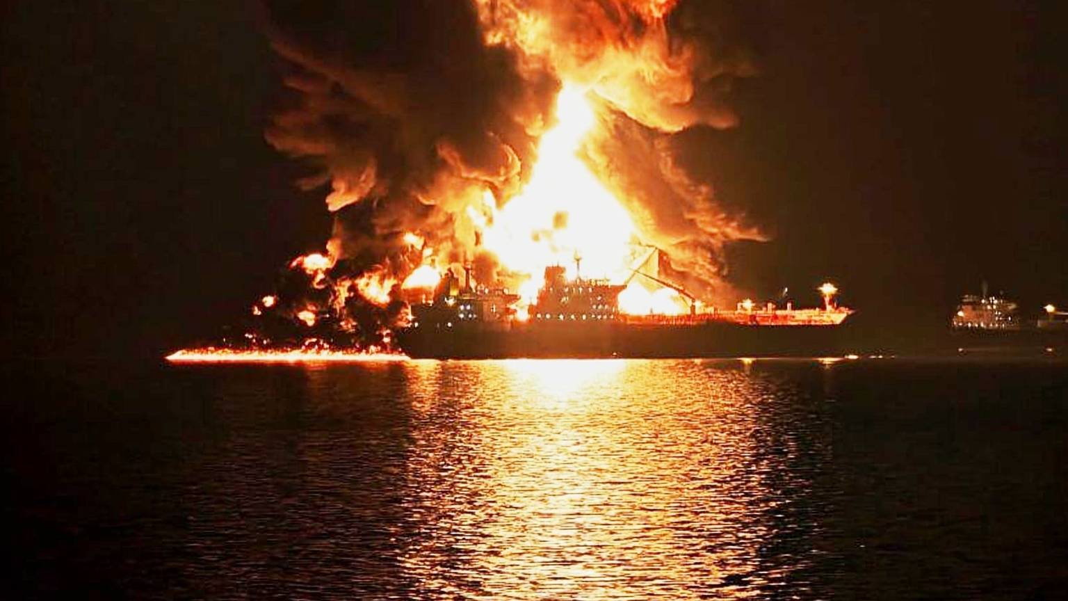 Ein Öltanker brennt nach einem iranischen Treffer in der Schiff-zu-Schiff-Umschlagzone im Hafen von Khor al-Zubair in der Nähe von Basra, Irak.