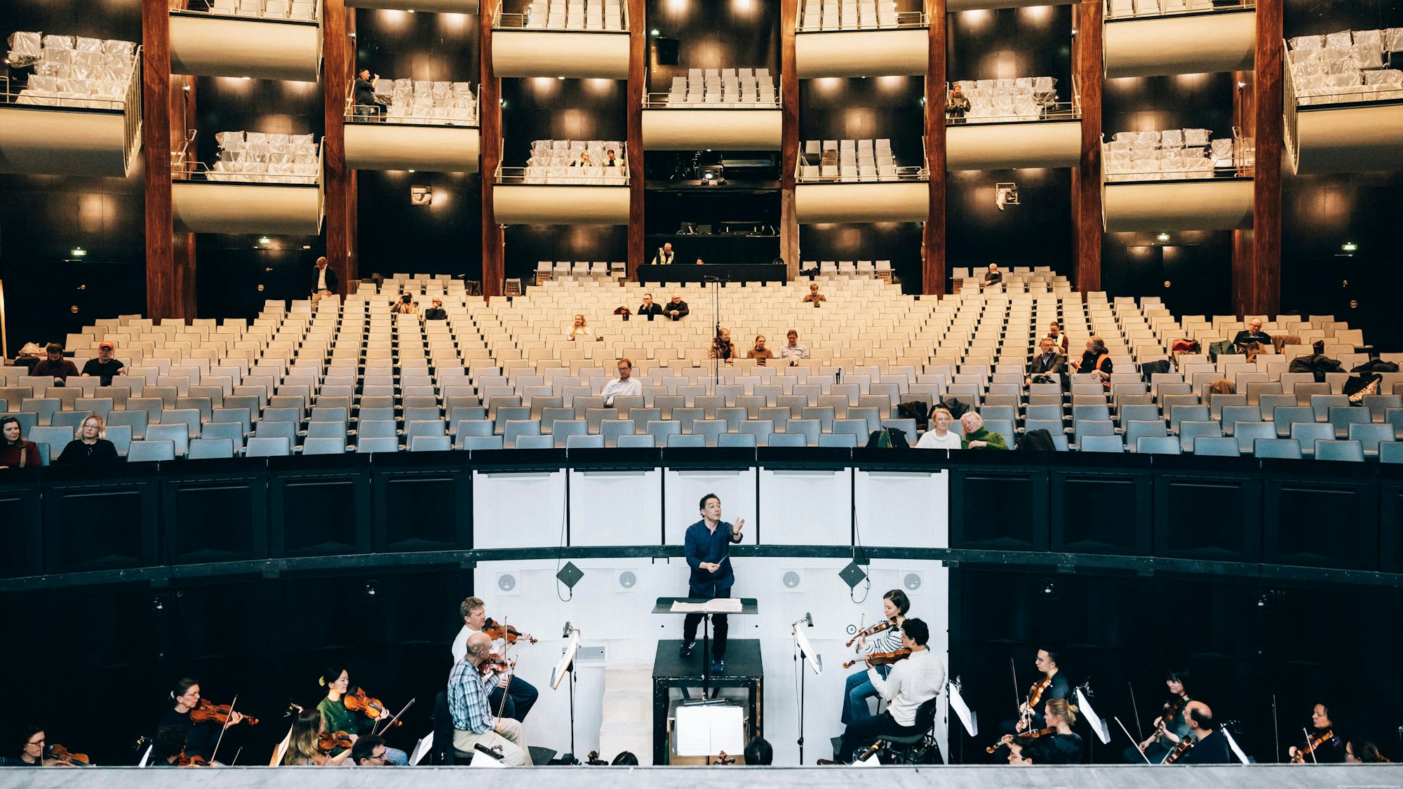Das Gürzenich-Orchester bei seiner ersten Probe im sanierten Kölner Opernhaus.
