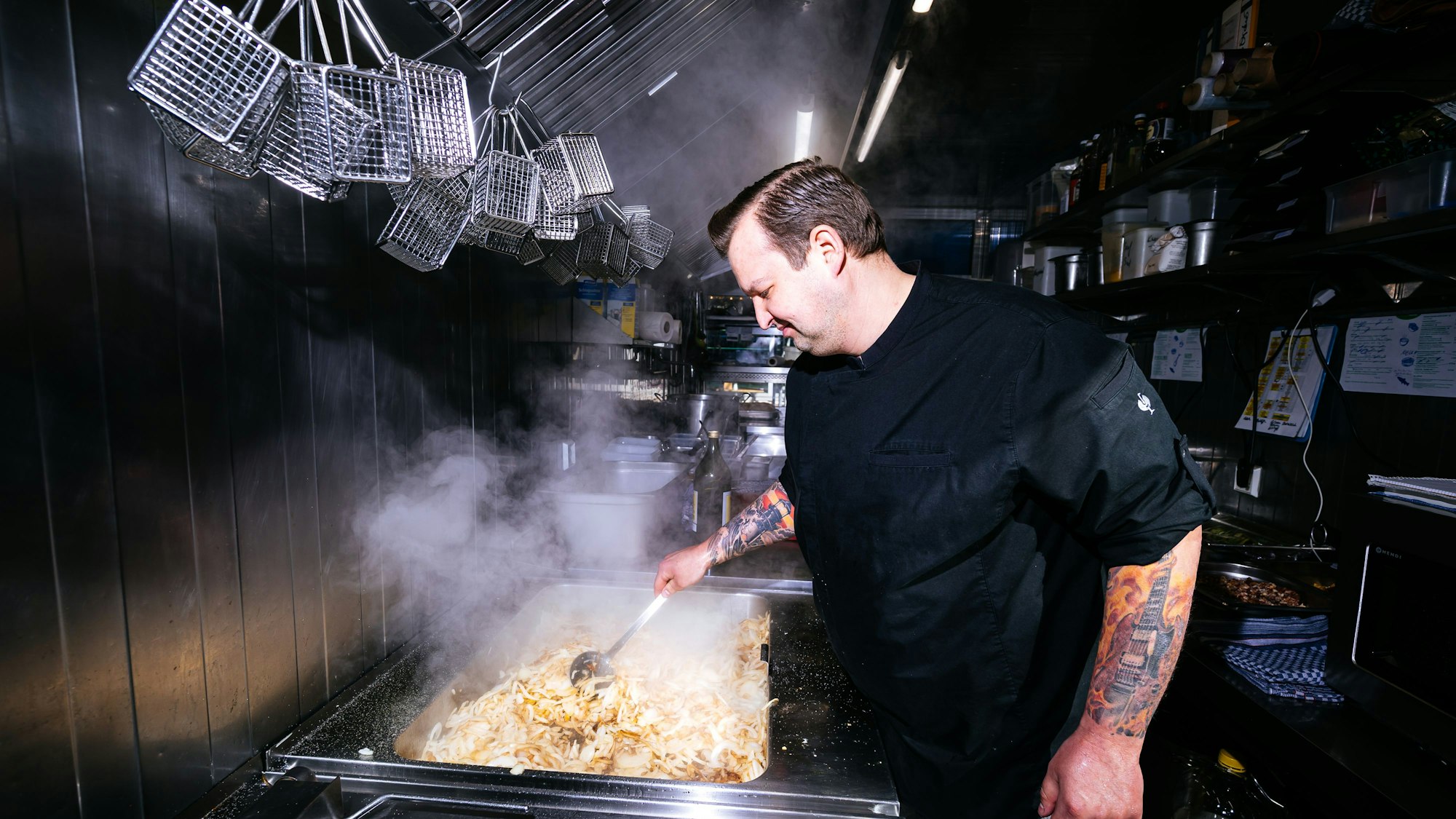 Die Küche ist ein langer, schmaler Schlauch, die Gäste haben es immer eilig - Herausforderungen für Chefkoch Marcel Bäcker.