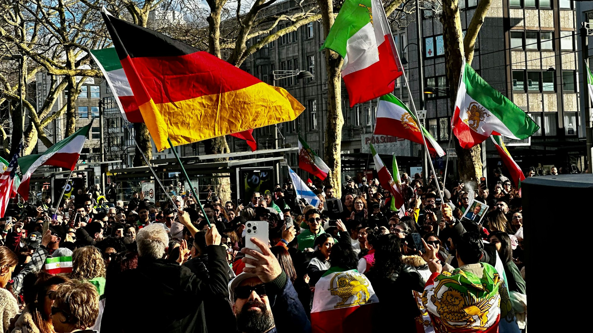 Auch in Köln - wie hier Anfang März auf dem Neumarkt - wird in diesen Tagen häufig für Freiheit und Demokratie im Iran demonstriert.