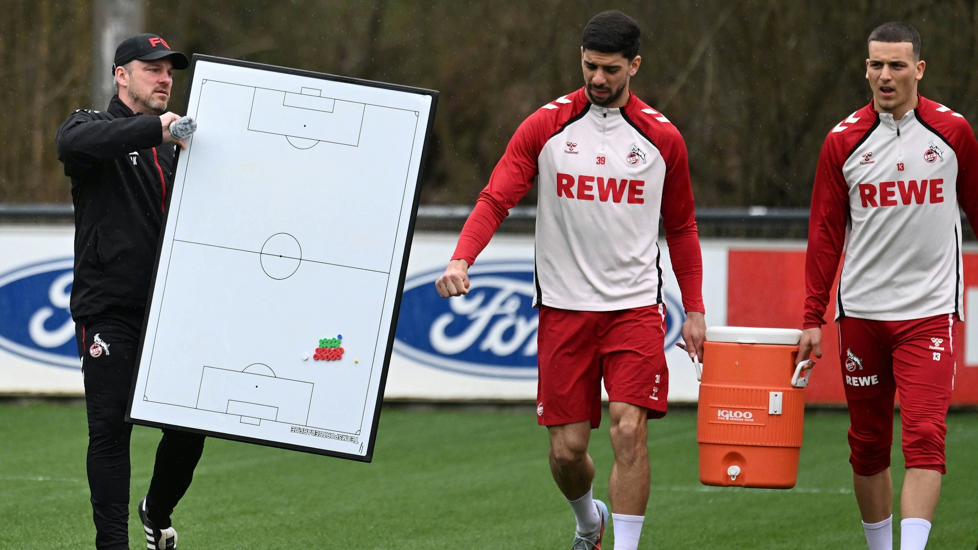 Training vor dem Spiel beim Hambruger SV: Trainer Lukas Kwasniok (links mit Taktiktafel), Cenk Özkacar und Said El Mala.