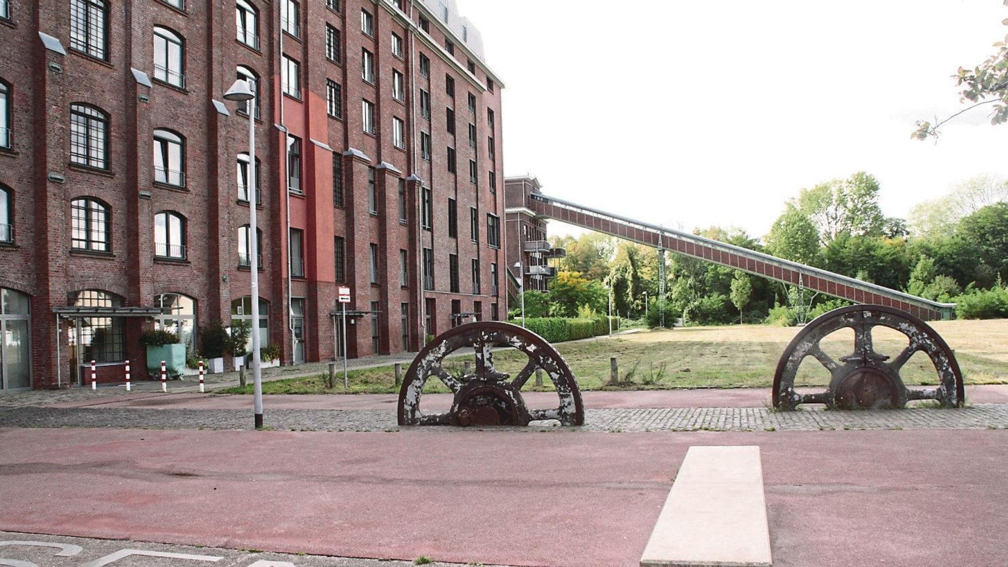 Auf dem Bild sind Gebäude auf Grube Carl zu sehen.
