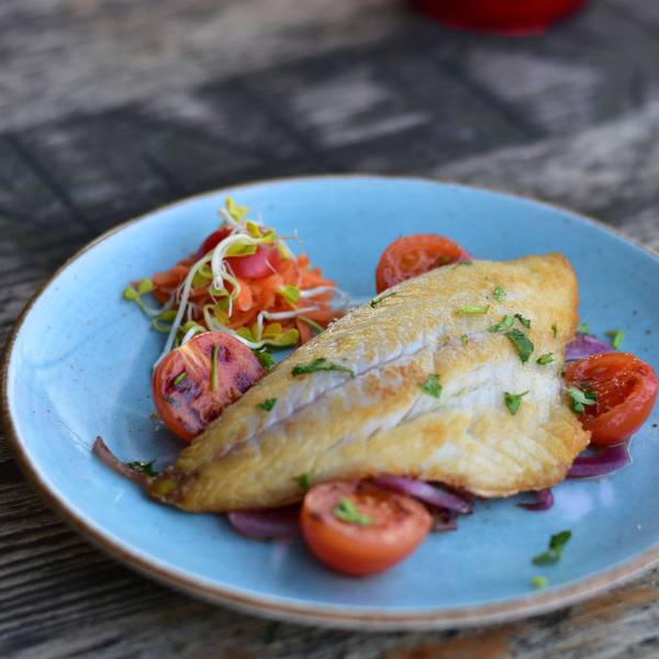 Gegrilltes Doradenfilet im Flohberg, die roten Zwiebeln sind nach portugiesischer Escabeche-Art mariniert.