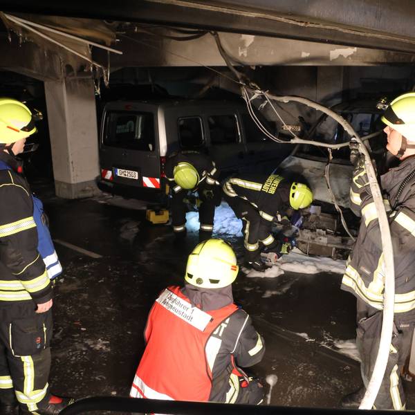 Zu sehen ist ein Tiefgarage, in der es gebrannt hat.