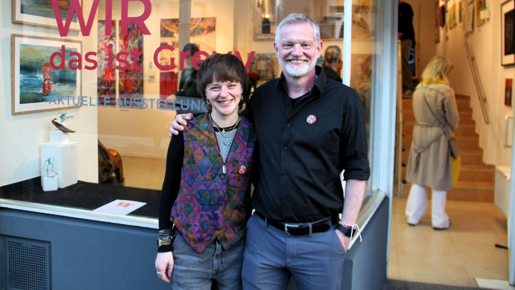 Ein Mann und eine Frau stehen vor dem Eingang einer Kunstgalerie.