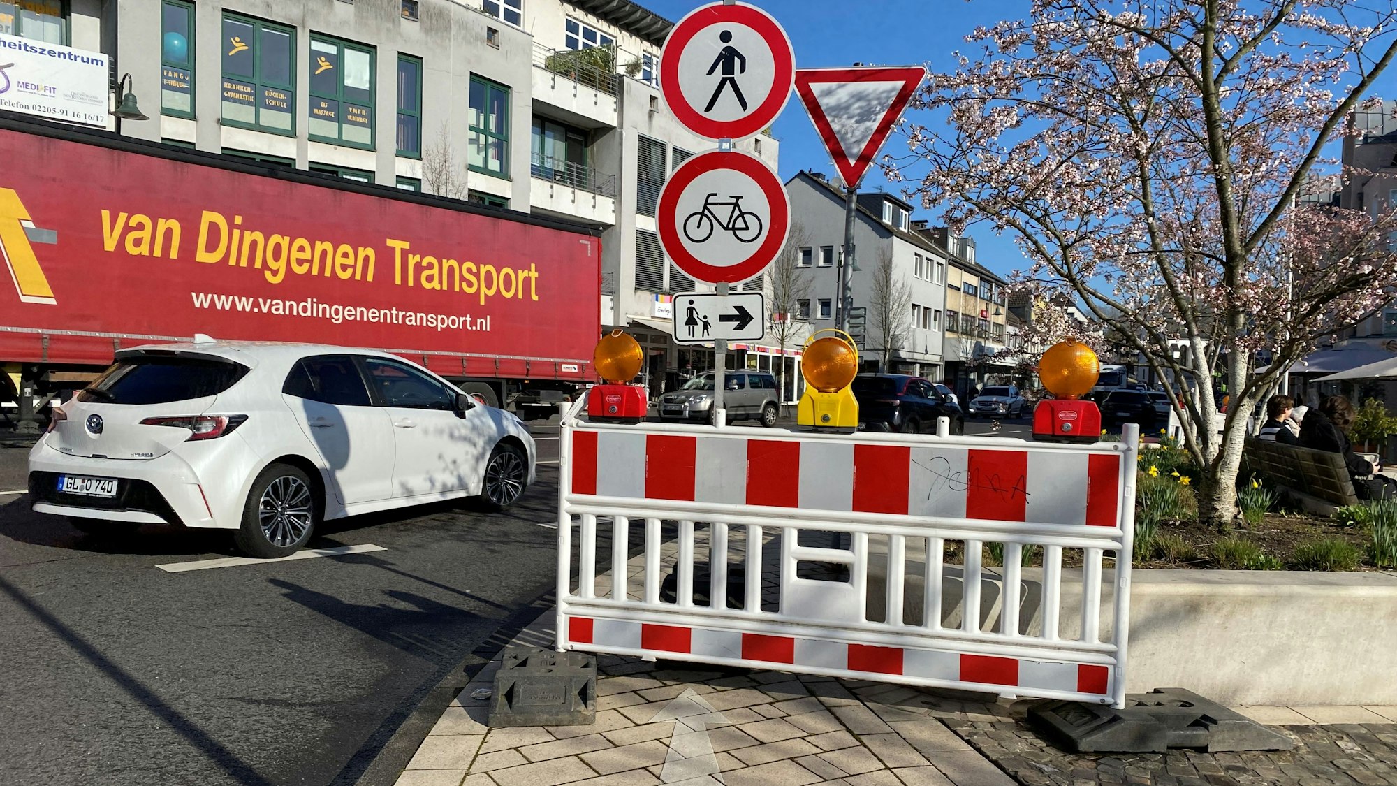 Eine Barke mit einem Durchgangsverbotsschild für Fußgänger und Radfahrende, im Hintergrund ein Lkw und ein Auto