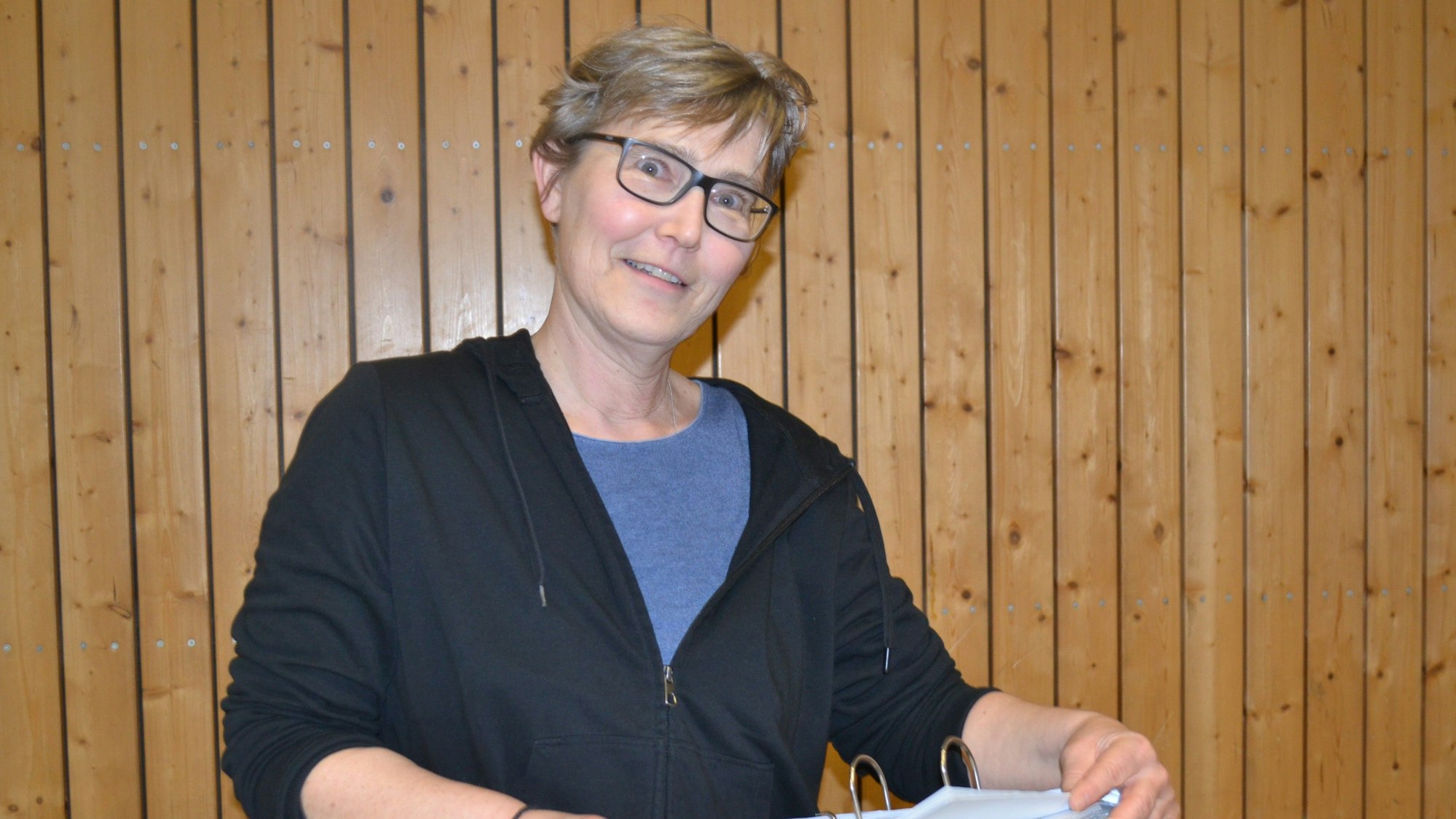 Andrea Funk blickt lächelnd in die Kamera.