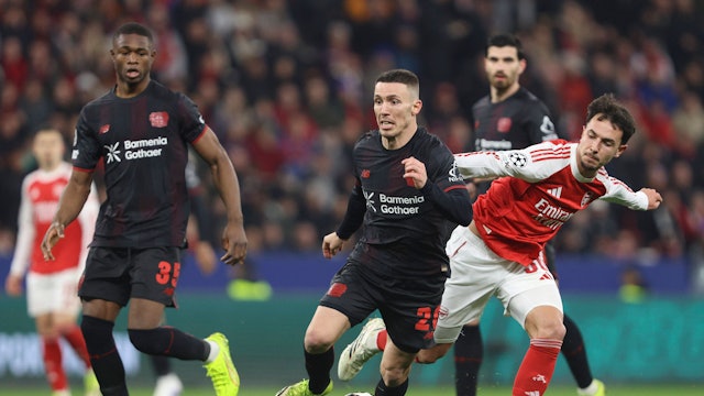 Alejandro Grimaldo (am Ball gegen Arsenals Martin Zubimendi) fehlt Leverkusen am Samstag gegen Bayern München aufgrund einer Gelbsperre.