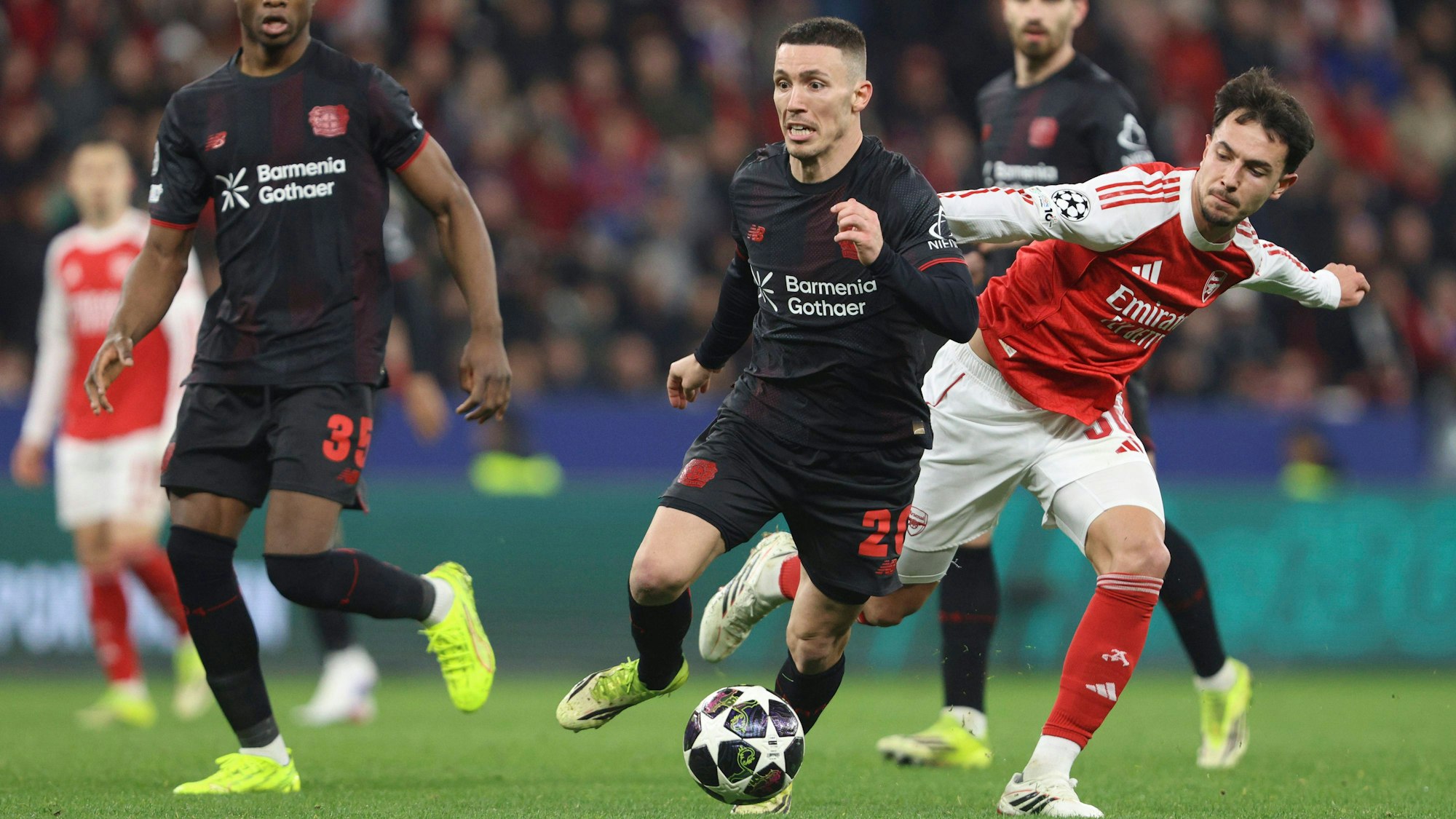 Alejandro Grimaldo (am Ball gegen Arsenals Martin Zubimendi) fehlt Leverkusen am Samstag gegen Bayern München aufgrund einer Gelbsperre.