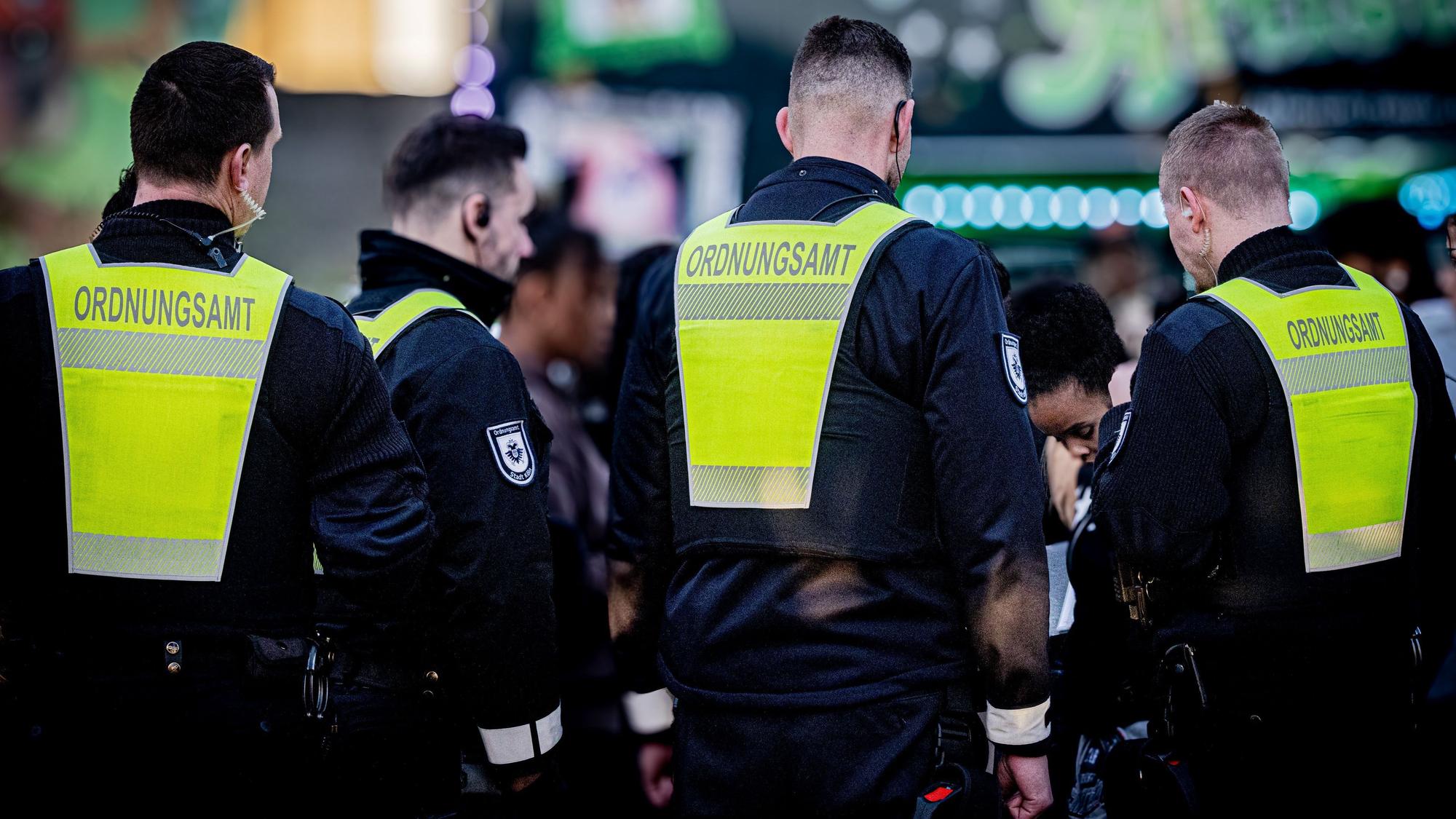 Mitarbeiter des Kölner Ordnungsamts im Einsatz.