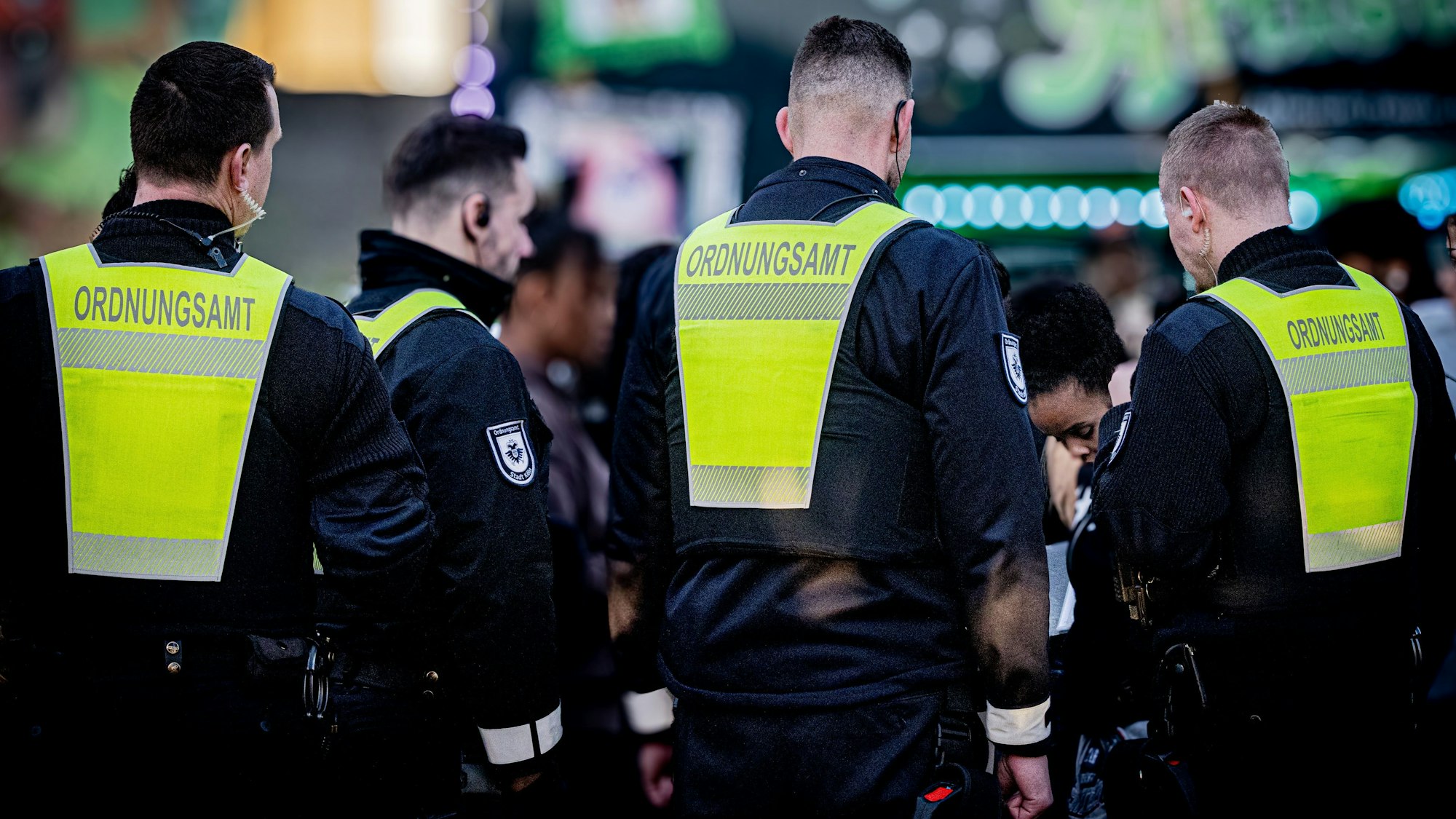 Mitarbeiter des Kölner Ordnungsamts im Einsatz.